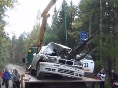 Video: Rallija auto pēc avārijas izkrīt motors