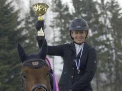 Rīgas čempiones titulu šķēršļu pārvarēšanā izcīna Mārīte Pinte