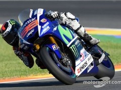 Valensijas ''Moto GP'' kvalifikācijā uzvar Lorenso, Rosi kritiens