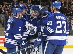"Maple Leafs" vārtsargs Spārkss NHL debitē ar "sauso" spēli