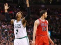 "Celtics" un "Hornets" turpina spēcīgi, "Spurs" zaudē Toronto, Polam 18 piespēles