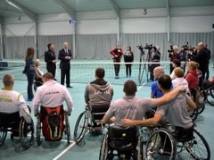Ar Baltijas kausa turnīru atklāj cilvēkiem ratiņkrēslos pielāgotus tenisa kortus