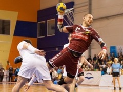 Latvija sīvā cīņā zaudē pasaules čempionāta dalībniecei Baltkrievijai