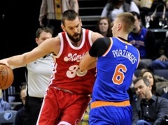 Porziņģim 17 punkti, "Knicks" nespēj apturēt Marku Gazolu