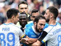Igvaina četru spēļu diskvalifikācija sadragā "Napoli" iespējas izcīnīt titulu
