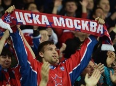 Apmēram 100 fanu nakti pavada pie CSKA arēnas biļešu kasēm