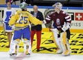 Foto: Hokeja izlase tikai pagarinājumā piekāpjas Zviedrijai