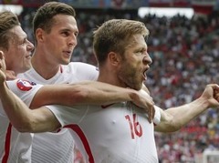 Polija pendelēs pārspēj Šveici un pirmā iekļūst 1/4 finālā