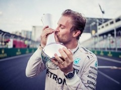 Rosbergs pagarinās līgumu ar "Mercedes" uz vēl diviem gadiem
