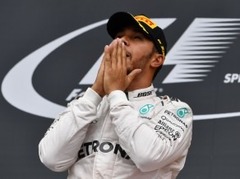 Hamiltons pēc sadursmes ar Rosbergu uzvar Austrijā