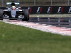 "Mercedes" pārliecinoši ātrākie pirmajā treniņā Ungārijā