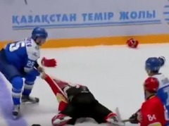 Video: Astanas "Barys" hokejists piekauj četrus Pekinas kluba spēlētājus