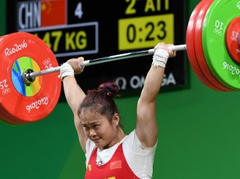 Ķīniete Dena triumfē ar pasaules rekordu, galvenā konkurente nestartē, iespējams, dopinga dēļ