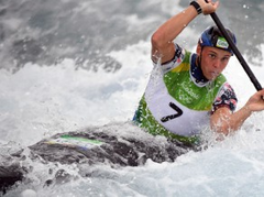Aizraujošā un saspringtā kanoe smaiļošanas slalomā triumfē brits Klārks