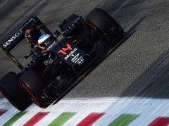 "McLaren" turpinās mašīnas uzlabošanu līdz pēdējam posmam