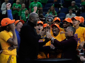 Maģiskais Džonsons laimīgs: "Sparks" beidzot triumfē WNBA
