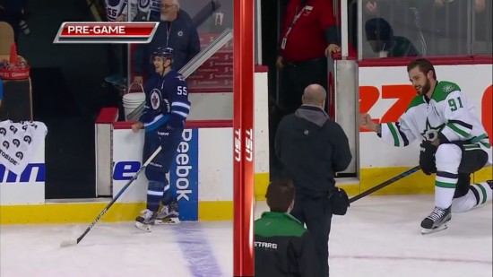 Video: Akmens, šķēres, papīrīts NHL zvaigžņu starpā