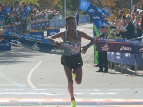 Ņujorkas maratonā triumfē Eritrejas un Kenijas skrējēji