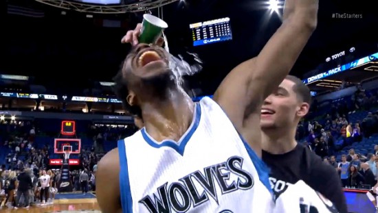 Video: NBA nedēļas jocīgākajās epizodēs arī ūdens uz galvas