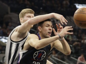 Bertāns un "Spurs" uzņems sezonu katastrofāli sākušo "Mavericks"