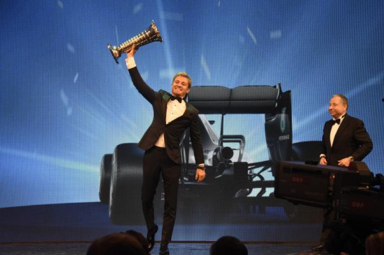 Foto: Kausus saņem Rosbergs un pārējie pasaules čempioni