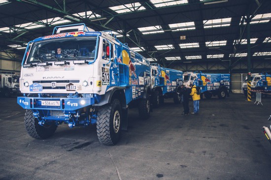 Foto: Dakaras rallija dalībnieku tehnika ceļā uz Dienvidameriku