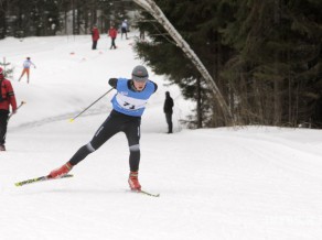 Latvijas jauniešu slēpotājiem uzvaras un godalgotas vietas Igaunijā