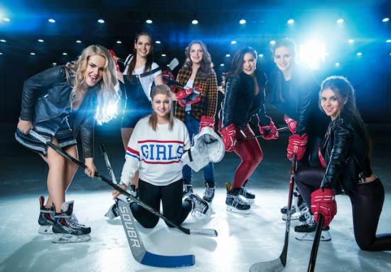 Foto: Dāmas gozējas Sieviešu hokeja līgas kalendārā