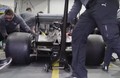 Video: "Mercedes" demonstrē pitstopu ar platajām 2017. gada F1 riepām