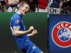 Islandiešu uzbrucējs: "Treneris teica, ka Anglija ir pārvērtētākā izlase, pret kādu spēlējis"