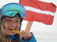 Latvijas sportiste iegūst medaļu pasaules čempionātā ziemas kaitbordā