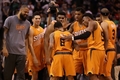''Suns'' pārsteidz Bostonu, Deiviss un Kazinss samet 57