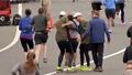 Video: Sagurusi skrējēja ar labu cilvēku palīdzību tiek līdz finišam