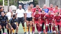 Foto: Efektīga līnijtiesnese savaldzina futbola cienītājus