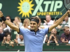 Federers finālā sagrauj Zverevu un devīto reizi uzvar Halles turnīrā