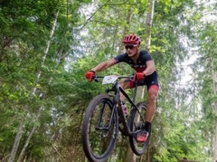 Latvijas čempionātā MTB XCO krosā triumfē Pētersons un Jaunslaviete