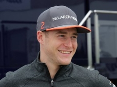 "McLaren" uz nākamo F1 sezonu apstiprina sastāvā Vandūrnu