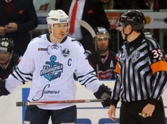 KHL leģionāri turpina daudz spēlēt un klusēt