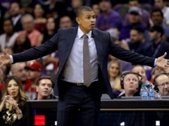 NBA pirmais atlaistais treneris: pēc drausmīgā sākuma "Suns" atbrīvo Vatsonu