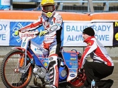 Maksims Bogdanovs paraksta līgumu ar "Vastervik Speedway"
