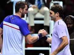 Federers otrā seta beigās salauž Londonā bez uzvarām finišējušo Čiliču
