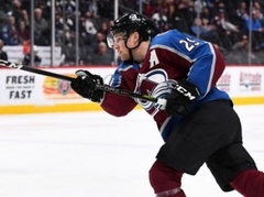"Avalanche" uzbrucējs Makinons atzīts par mēneša pirmo zvaigzni NHL