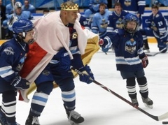 KHL Prasmju konkursā uzvar Harlamova divīzija, Douss met bullīti karaļa tērpā