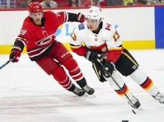 Starp NHL nedēļas trim zvaigznēm divi Kalgari "Flames" spēlētāji