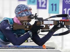 Kuzmina aizver 19/20 mērķiem, ātri slēpo un iegūst olimpisko zeltu masu startā
