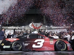 Dilons uzvar "Amerikas lielākajās sacīkstēs", Patrika NASCAR karjeru noslēdz ar avāriju