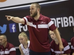 Latvijas U-17 basketbolistes gūst uzvaru pagarinājumā apvienotā čempionāta spēlē