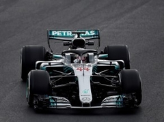 Pirmos F1 testus ar ātrāko rezultātu noslēdz Hamiltons un "Mercedes"