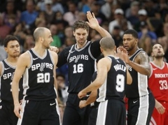 Bertāna "Spurs" sakauj NBA līderi, latvietis punktus negūst