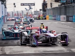 "Formula E" sacīkstes notiks jaunā, datorspēlēm līdzīgā formātā